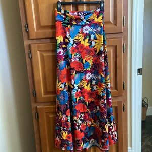 Like new colorful LuLaRue skirt!  Wrinkle, free, stretchable to fit a medium!